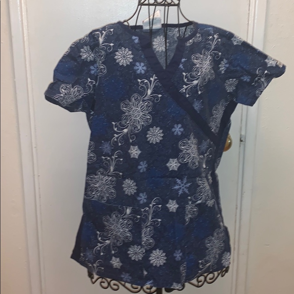 🍭Snowflake Scrub Top🍭
